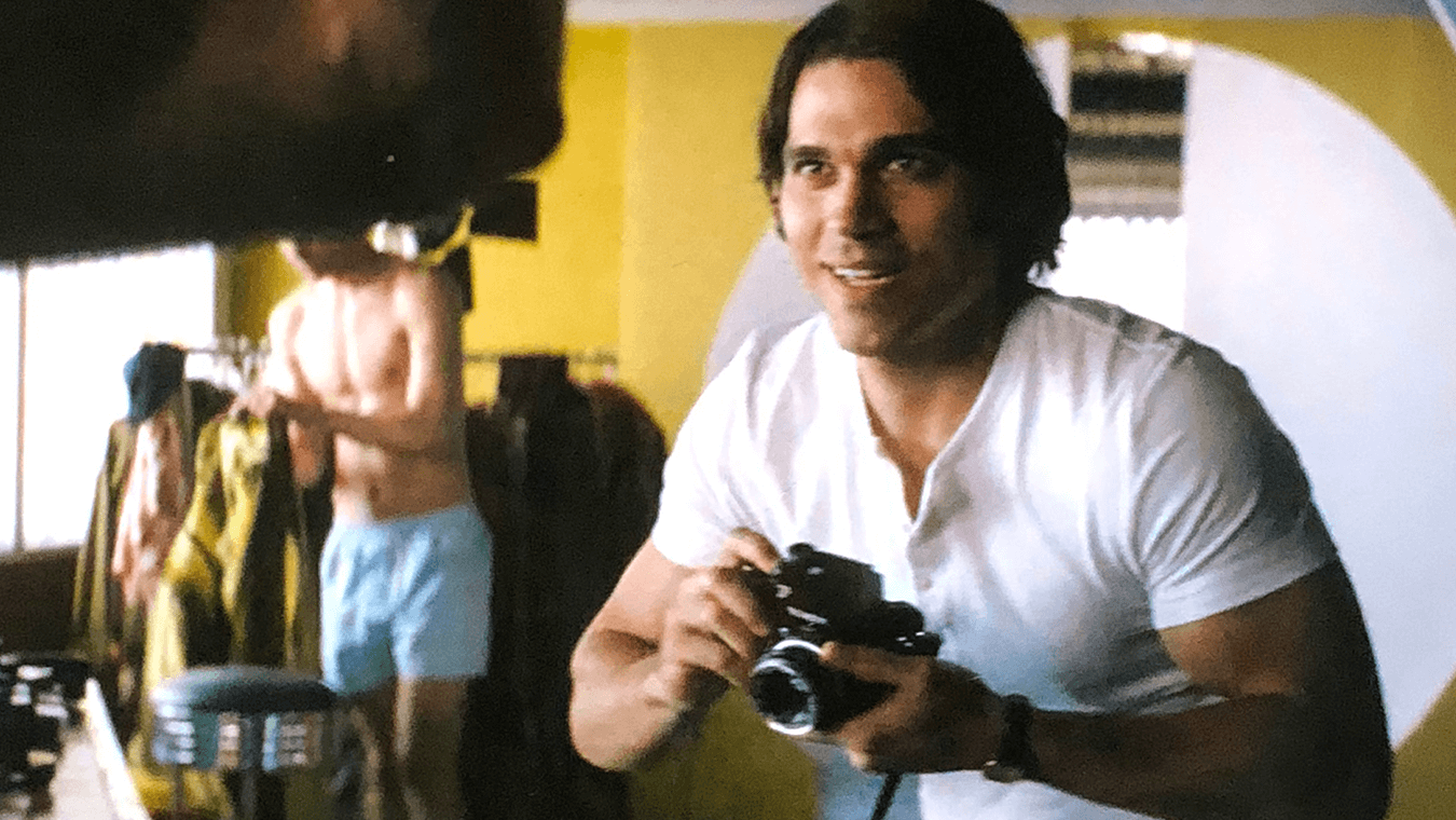 Giuseppe Maggio è il fotografo Luigi Poggi nella serie tv MRS PLAYMEN (Netflix)