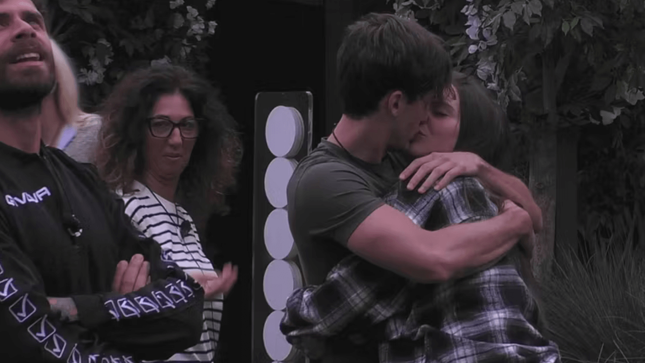 Primo bacio al Grande Fratello 2025 Tra Jonas e Anita