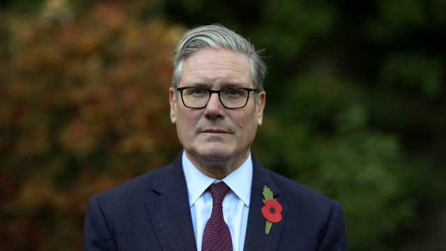 Keir Starmer, la nipote del premier inglese "picchiata selvaggiamente" perché teneva la mano di sua moglie - Keir Starmer - Gay.it