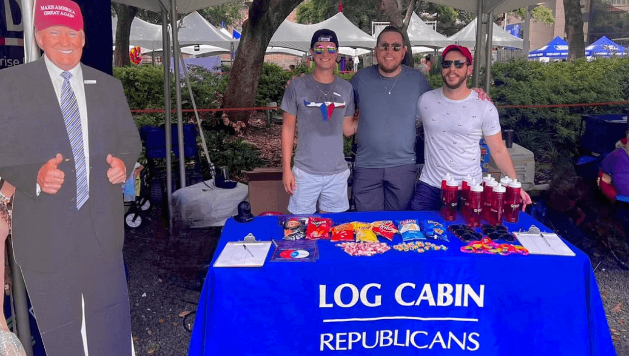 Texas, i repubblicani gay difendono la rimozione delle strisce pedonali arcobaleno: “Sono divisive”