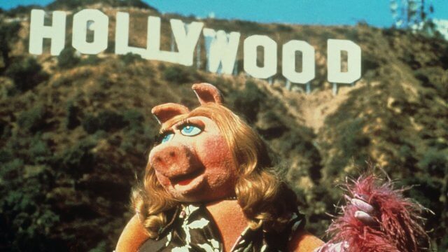 Miss Piggy, arriva il film prodotto da Jennifer Lawrence ed Emma Stone con sceneggiatura di Cole Escola - Miss Piggy in The Muppet Movie - Gay.it