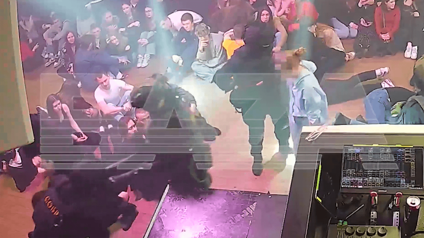 Mosca, caccia alle persone LGBTIQ+: irruzione armata nel club VIBE – VIDEO