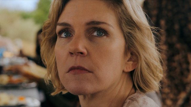 Pluribus, una protagonista queer nella serie tv dell'anno - Pluribus Photo 010204 - Gay.it