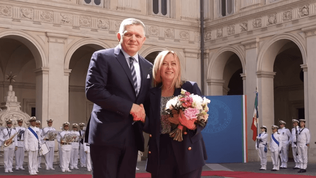 Slovacchia, Commissione europea avvia procedura d'infrazione dopo la modifica costituzionale anti-LGBTQIA+ - Robert Fico e Giorgia Meloni - Gay.it