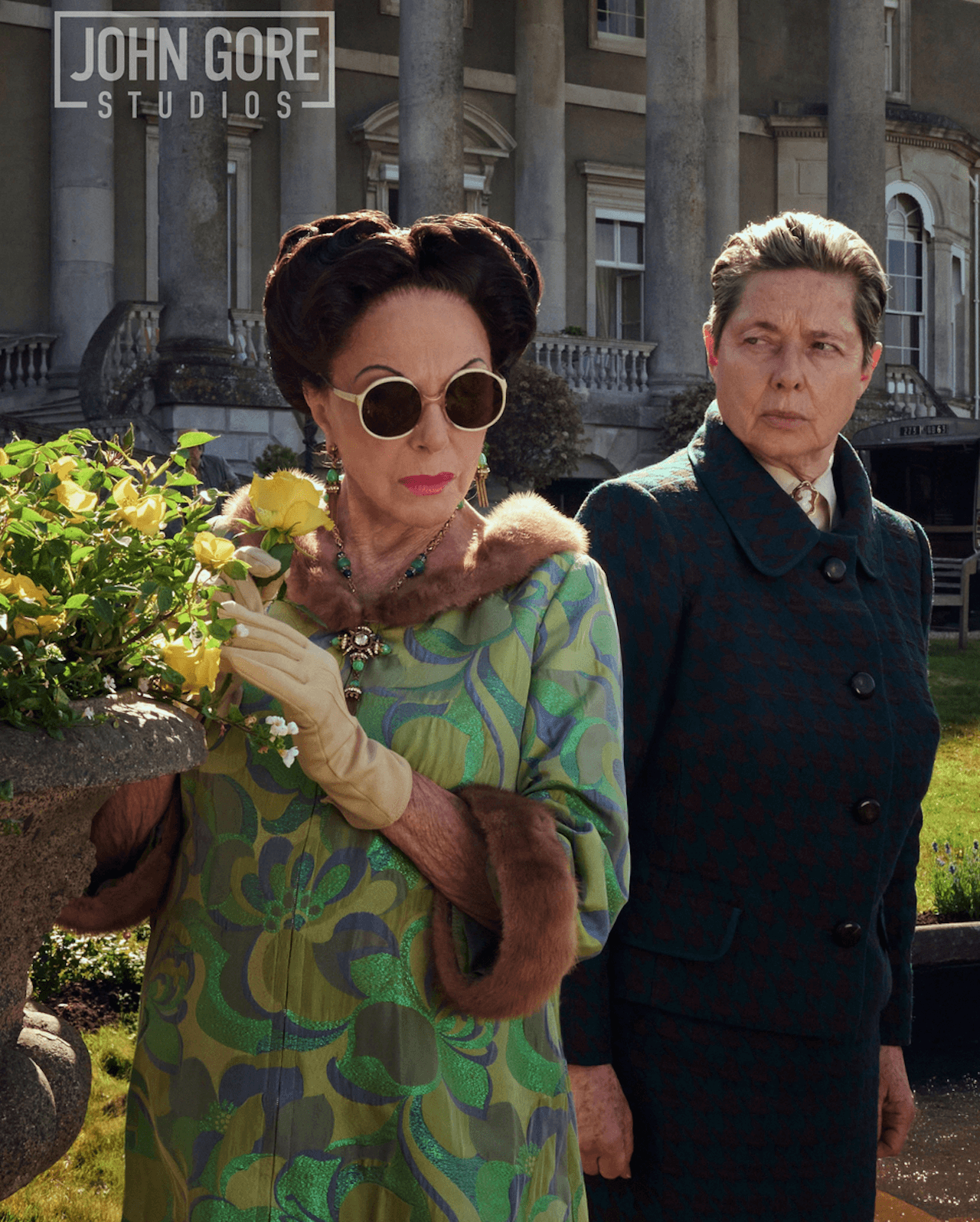 The Duchess and I, le iconiche Joan Collins e Isabella Rossellini in un nuovo biopic dedicato a Wallis Simpson - The Duchess and I prima immagine - Gay.it