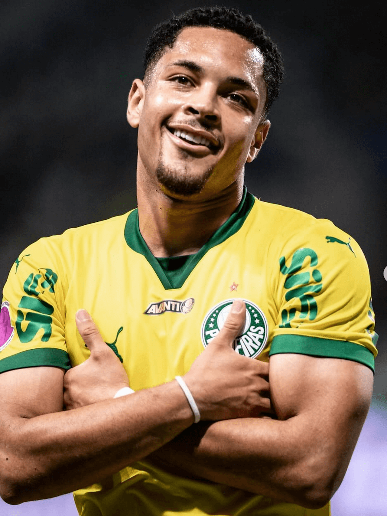 Vitor Roque, la stella del calcio brasiliano paga una multa e dice basta all'omofobia: "Non è uno scherzo, è violenza" - Vitor Roque - Gay.it
