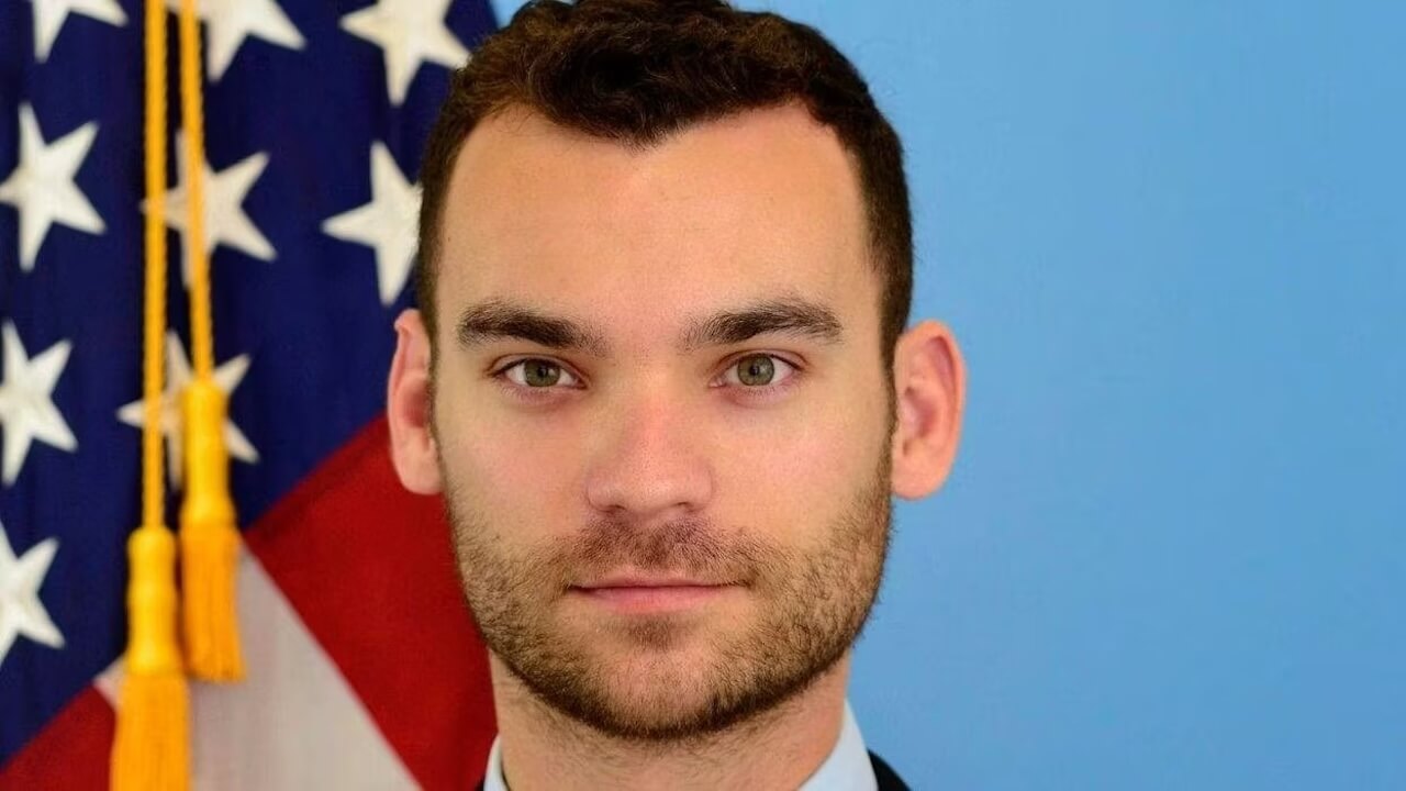 FBI sotto accusa, licenziato per una bandiera Progress Pride sulla scrivania, fa causa: "Sfacciata violazione della Costituzione" - fbi agent in traning david maltinsky - Gay.it