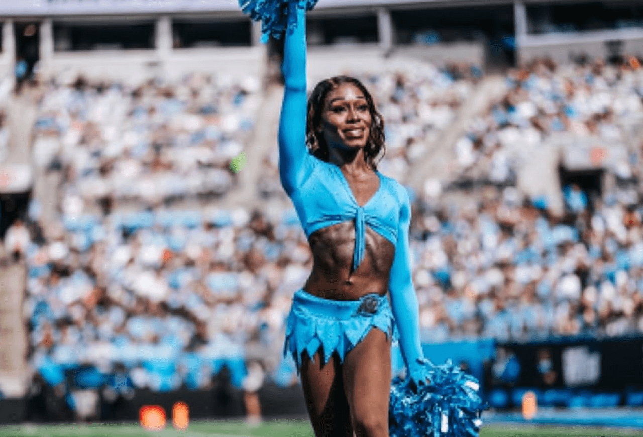 Justine Lindsay, la denuncia della cheerleader NFL: "Licenziata perché donna trans" - la cheerleader Justine Lindsay - Gay.it