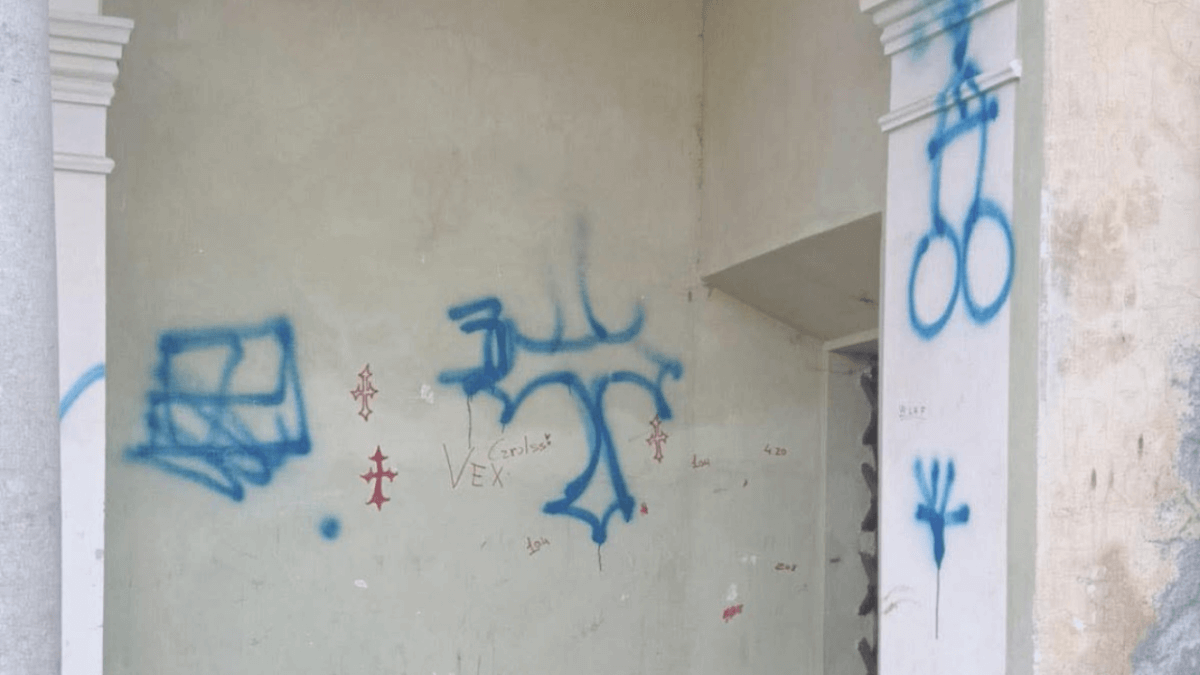 Torino, scritte omofobe e razziste sul muro di una chiesa di provincia: individuato e denunciato un minorenne