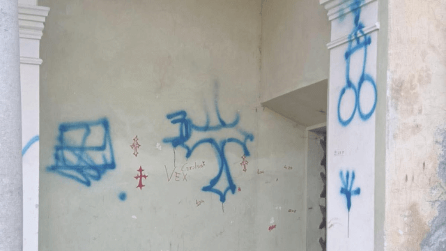 Scritte omofobe e razziste sul muro di una chiesa in provincia di Torino