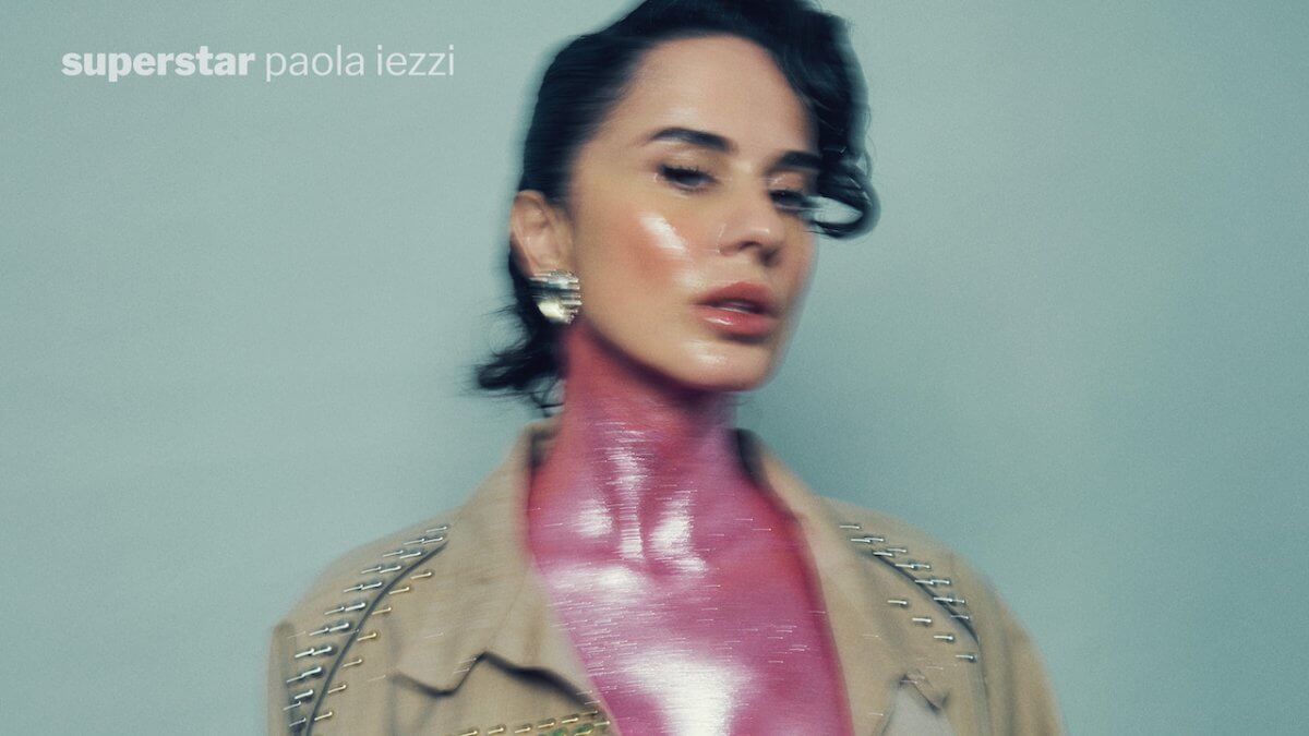 “Superstar”, Paola Iezzi torna con il nuovo singolo: l’inno pop alla vulnerabilità