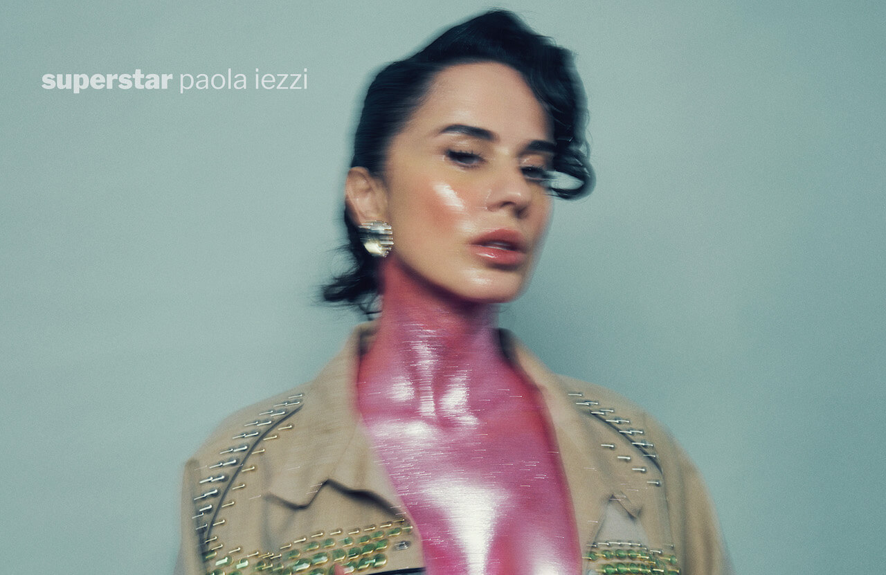 “Superstar”, Paola Iezzi torna con il nuovo singolo: l’inno pop alla vulnerabilità