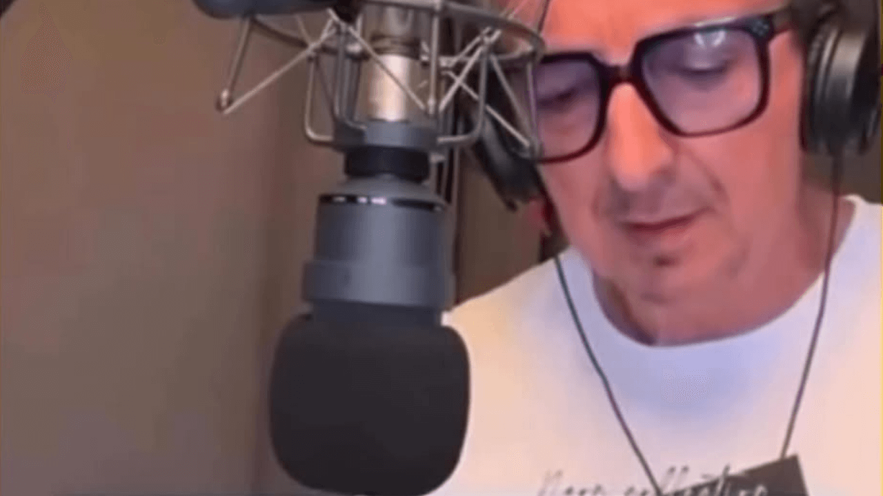 Roberto Ferrari deride una donna trans su Radio Deejay