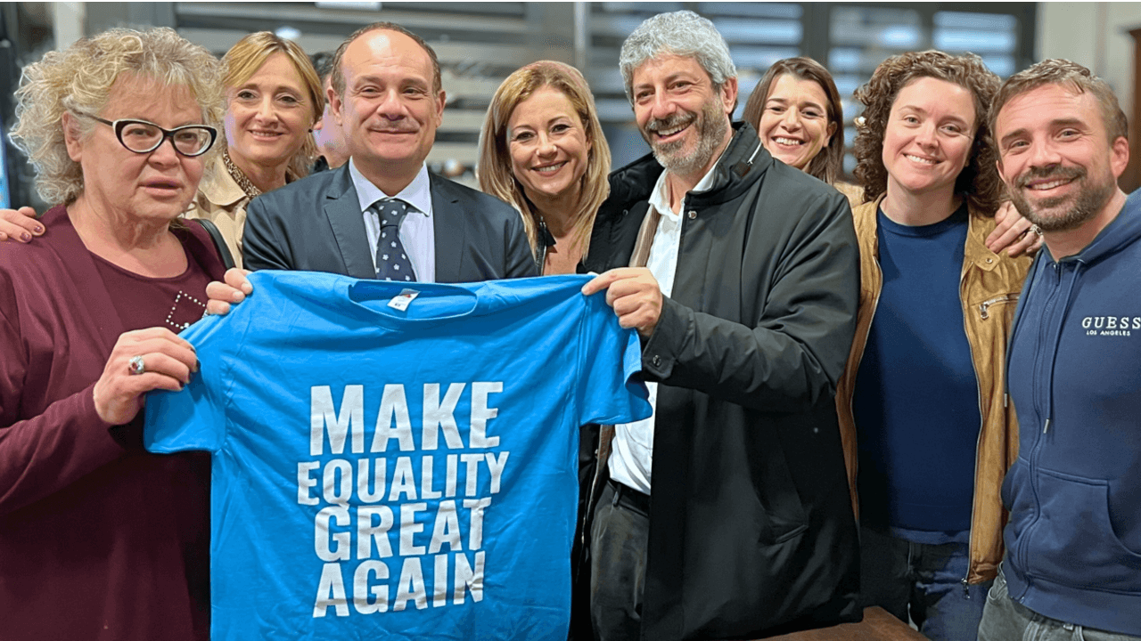 Salvatore Simioli insieme a Roberto Fico e alle associazioni LGBTQAI+ di Napoli
