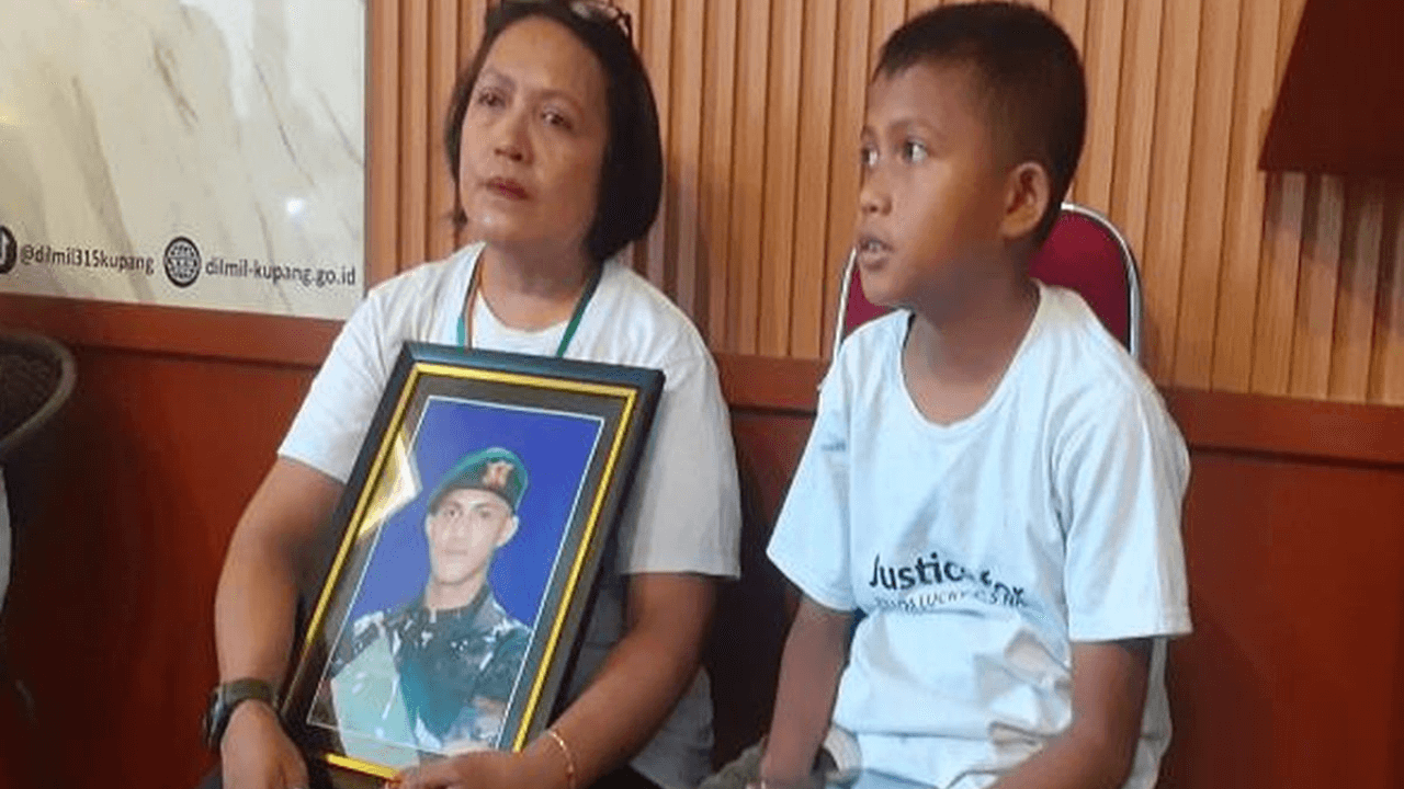 Indonesia, soldati picchiati e umiliati: "Costretti ad ammettere di essere gay", uno muore dopo le torture - soldato morto indonesia - Gay.it