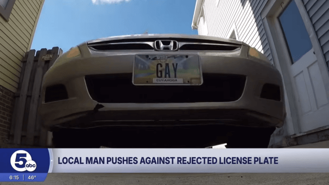 Gli negano la targa personalizzata "Gay", fa causa e vince: "È quello che sono, violano la mia libertà di parola" (VIDEO) - targa gay - Gay.it