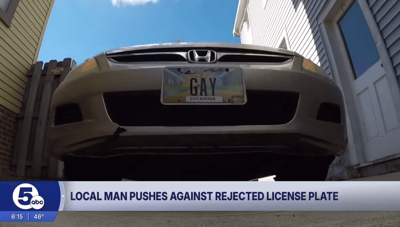 Gli negano la targa personalizzata “Gay”, fa causa e vince: “È quello che sono, violano la mia libertà di parola” (VIDEO)