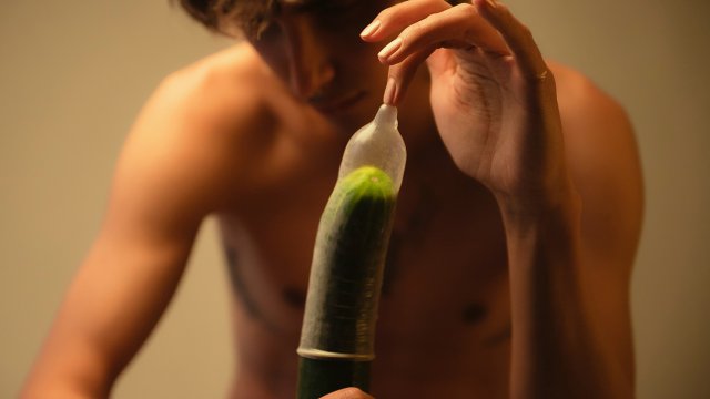 Hiv, il 53,7% non usa il preservativo: "Diamoli gratis in tutte le scuole" - 1 dicembre Hiv Preservativo Roma Check Point GayHelpLine - Gay.it