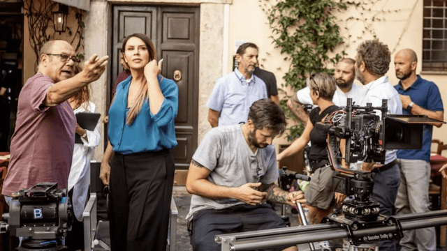 Karla Sofia Gascon, il 2026 sarà l'anno del riscatto? Da Carlo Verdone a Laura Morante, 4 i film in uscita - Carlo Verdone e Karla Sofia Gascon - Gay.it