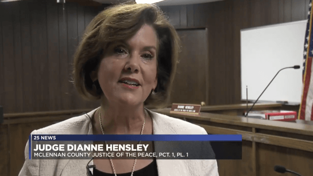Giudice del Texas si rifiuta di celebrare i matrimoni egualitari e fa causa "La sentenza Obergefell è incostituzionale" - Dianne Hensley - Gay.it