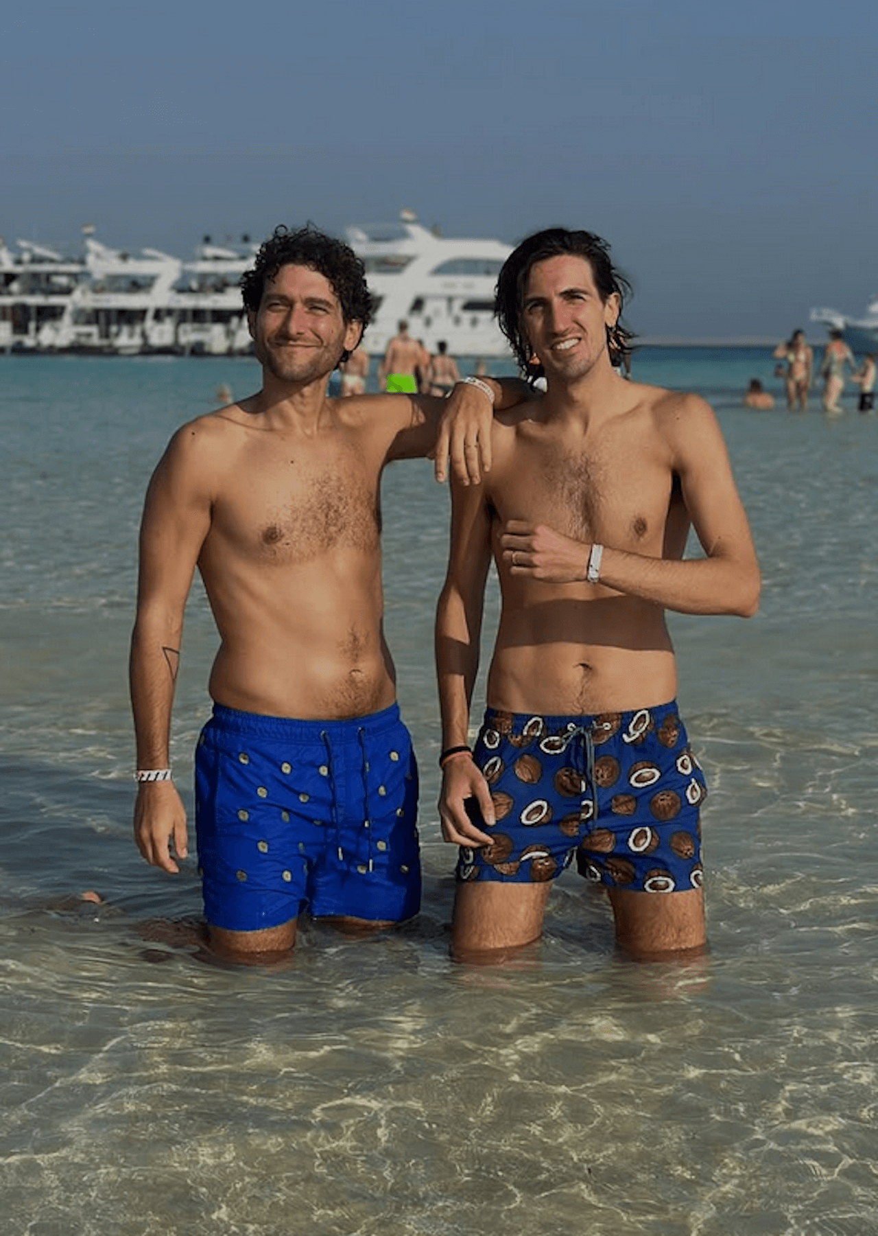 Fabrizio Colica e Giacomo Visconti festeggiano 7 anni d'amore: "Da quel giorno non riusciamo a fare a meno di vederci" - Fabrizio Colica e Giacomo Visconti al mare - Gay.it