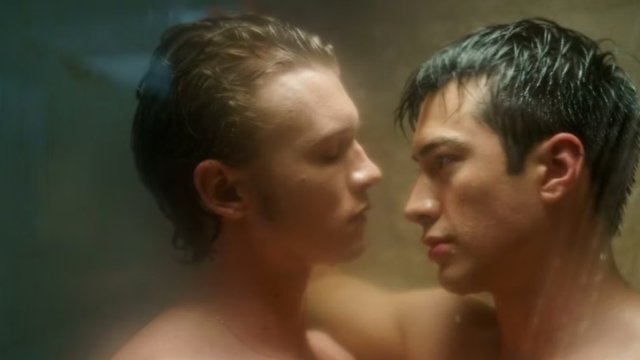 Heated Rivalry, i due attori in un locale gay lanciano un messaggio ai giovani LGBTQ+: "Siate voi stessi" (VIDEO) - Heated Rivalry - Gay.it