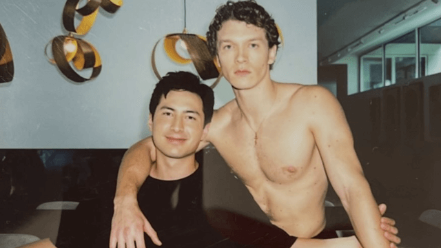 Oltre Heated Rivalry: Da Yaga a Peaked, i nuovi progetti di Hudson Williams e Connor Storrie - Heated Rivalry la serie - Gay.it