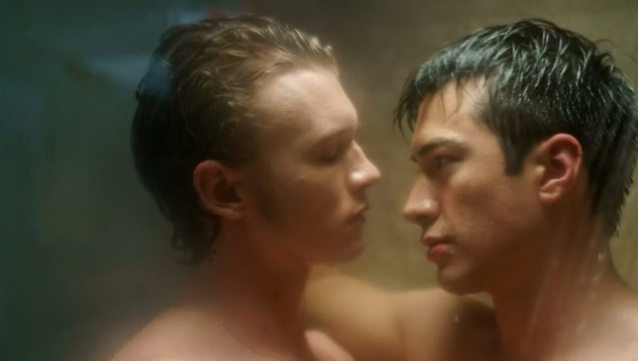 Heated Rivalry, i due attori in un locale gay lanciano un messaggio ai giovani LGBTQ+: “Siate voi stessi” (VIDEO)