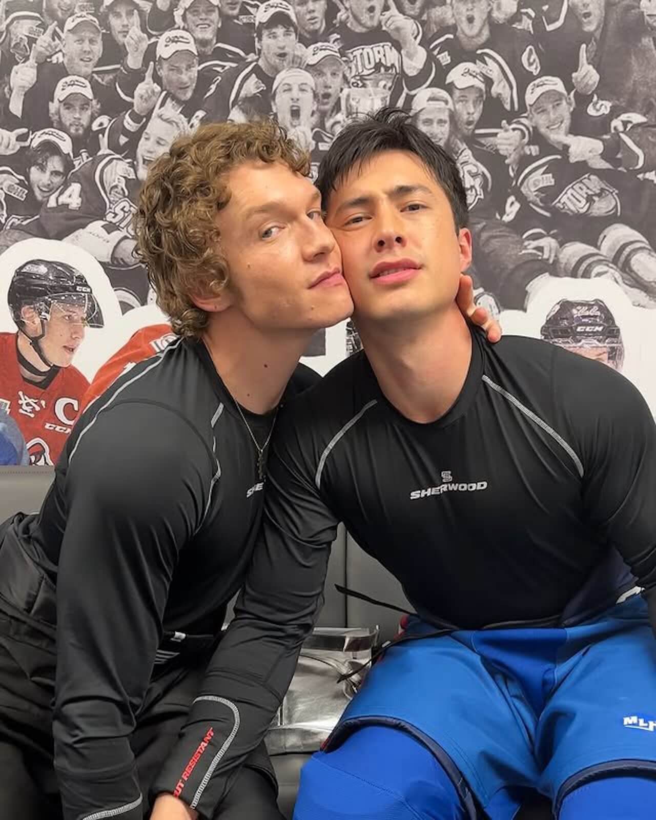 Heated Rivalry, tuttə pazzə della serie con i due hockeisty queer: fan sbalorditi dalle esplicite scene di sesso (VIDEO) - Hudson Williams e Connor Storie - Gay.it