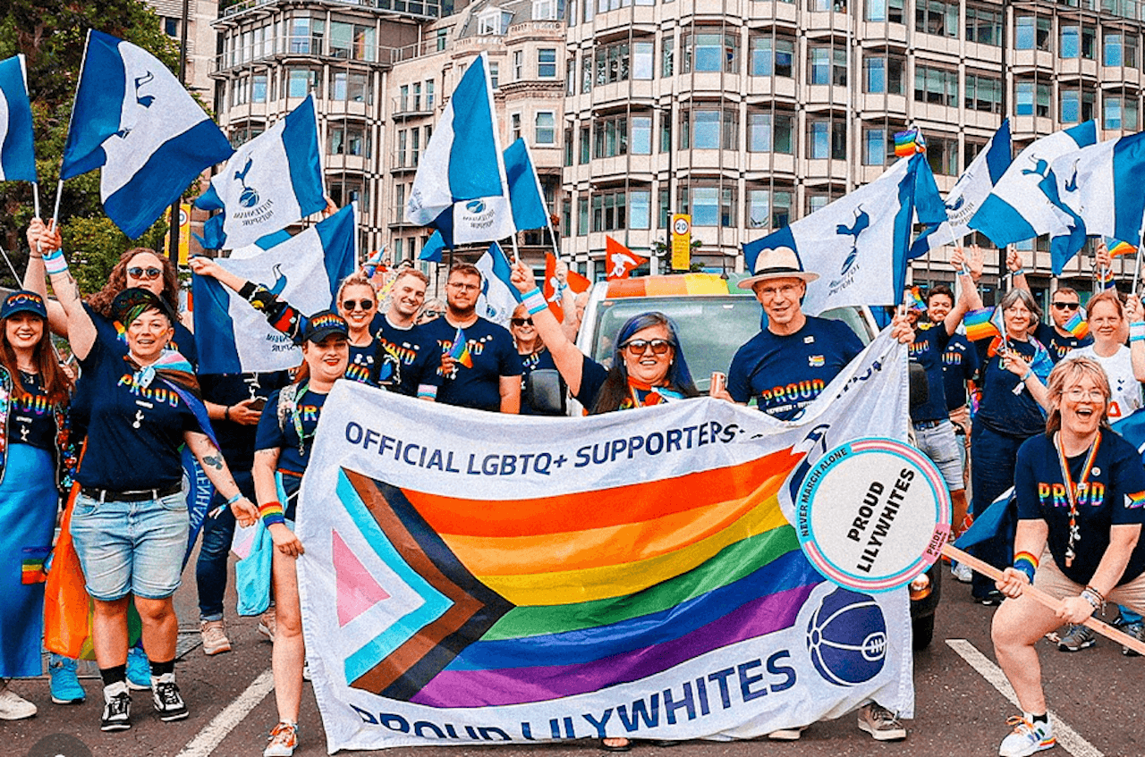 Tottenham vs. Slavia Praga, inglesi costretti a spostare bandiera Progress Pride per "motivi di sicurezza" - La dura reazione dei tidosi LGBTQIA del Tottenham - Gay.it