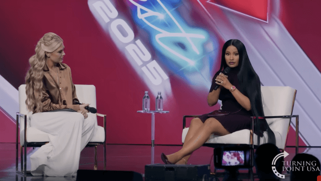 Nicki Minaj alla convention dell’ultradestra elogia Trump, Vance e scrive una canzone per Charlie Kirk (VIDEO) - Nicki Minaj ed Erika Kirk - Gay.it