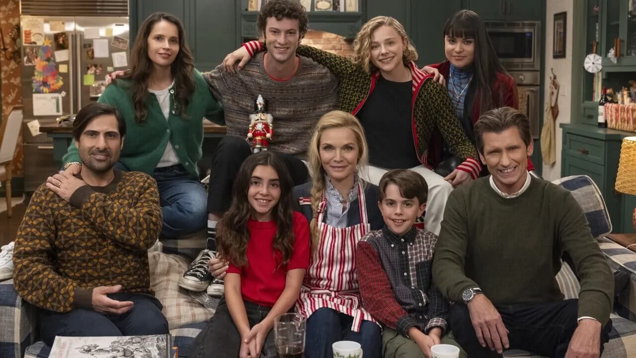 Oh. What. Fun, la commedia queer natalizia con Michelle Pfeiffer e Chloë Grace Moretz - Oh. What. Fun di Michael Showalter - Gay.it
