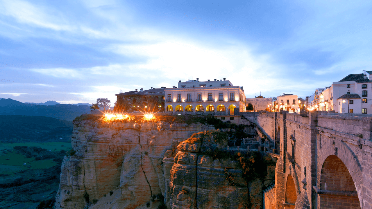Ronda, Vista dell’Hotel-Parador sulla gola del fiume con il Puente Nuevo