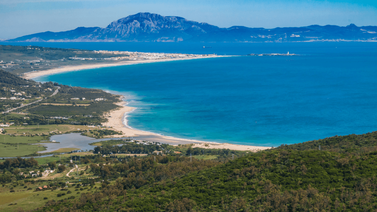 Vista della località di Tarifa con la costa africana di fronte