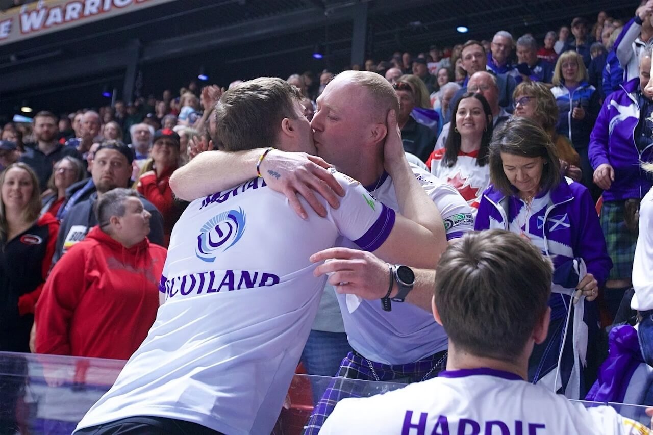 Milano Cortina 2026, il campione di curling Bruce Mouat, gay dichiarato, ci sarà e punta l'oro olimpico - bruce and craig 2 - Gay.it