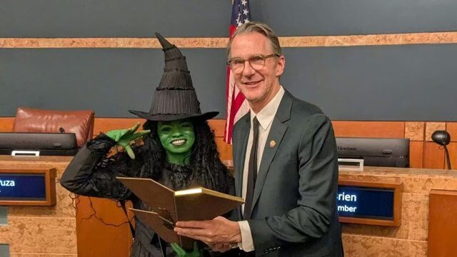 Culver City, la città dove venne girato Il Mago di Oz ha eletto il suo primo sindaco gay dichiarato - elphaba freddy puza culver city - Gay.it