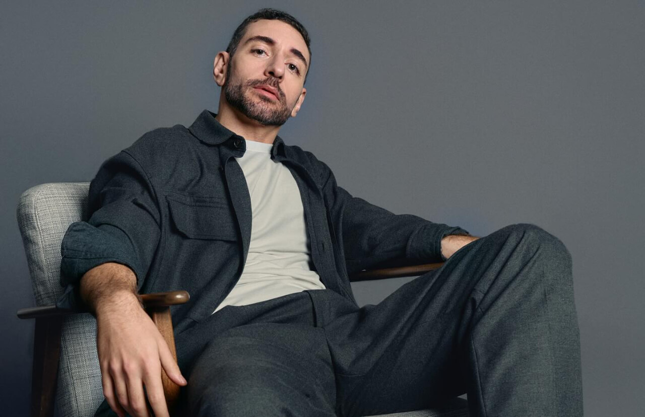 Chi è Emilio Scuto: il comico gay di Zelig On che gioca sugli stereotipi – VIDEO