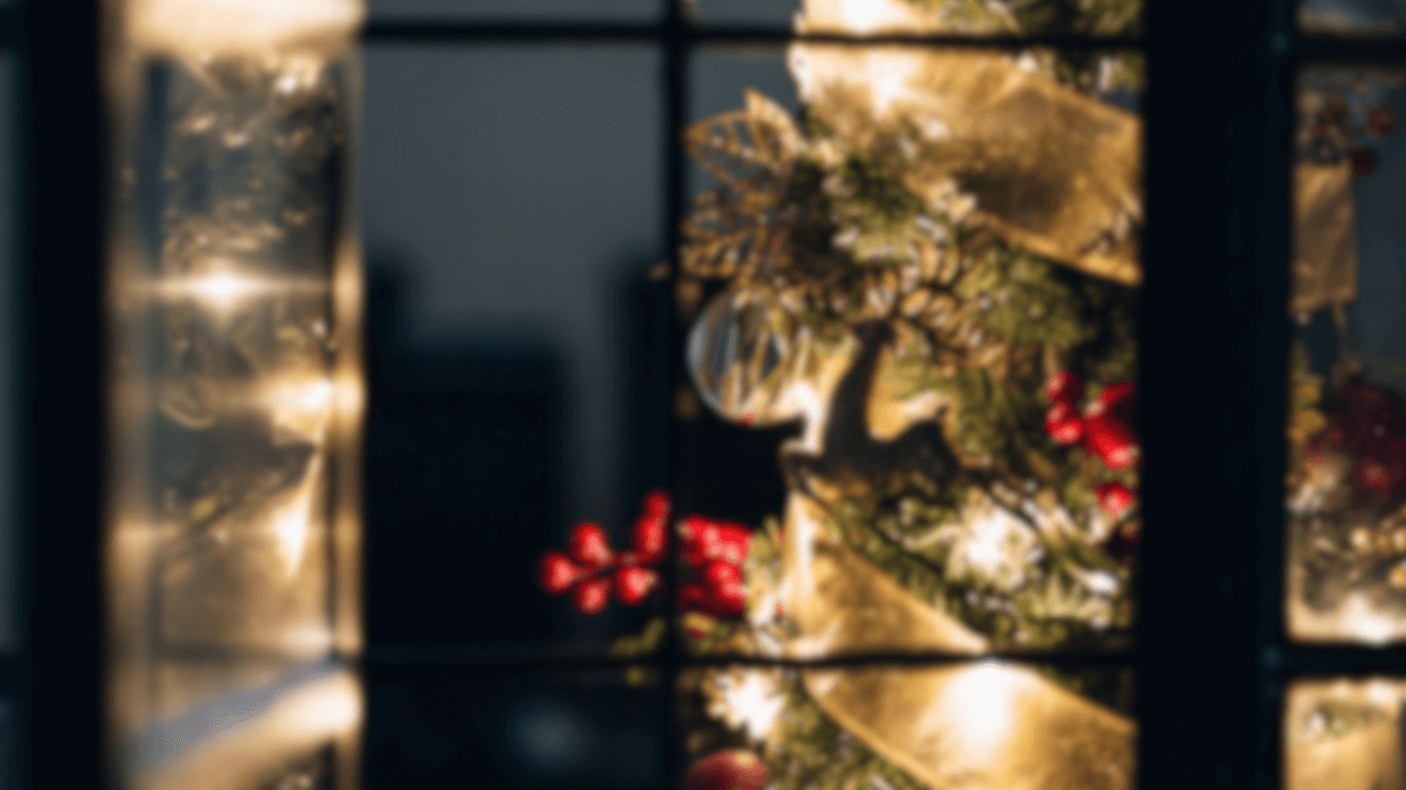 Perché i giovani LGBTQIA+ sono più a rischio durante le feste di Natale: famiglie ostili e violenza dopo il coming out - gay 8 1 - Gay.it