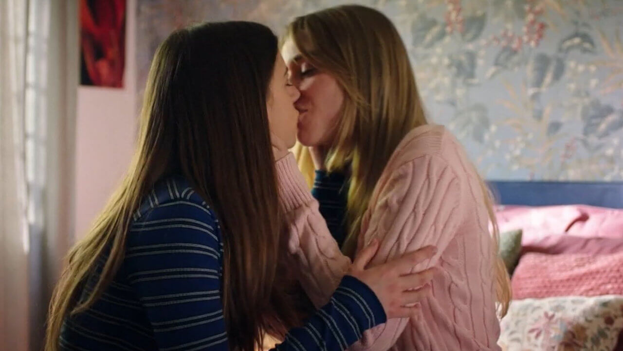 Un professore 3, bacio lesbo tra Laura e Luna
