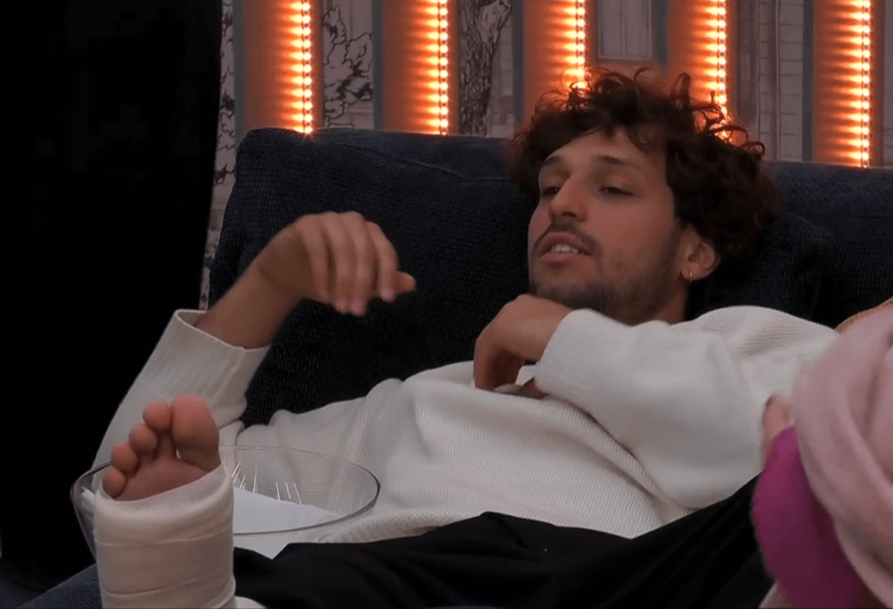 Perché Mattia Scuderi ha lasciato il Grande Fratello 2025: infortunio e stampelle, cosa è successo – VIDEO