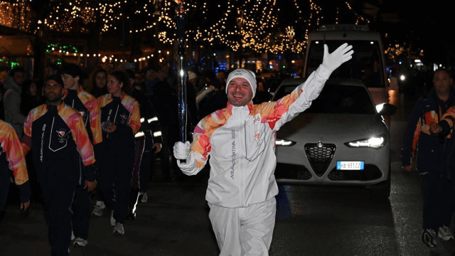 Pasquale Quaranta con la fiaccola olimpica