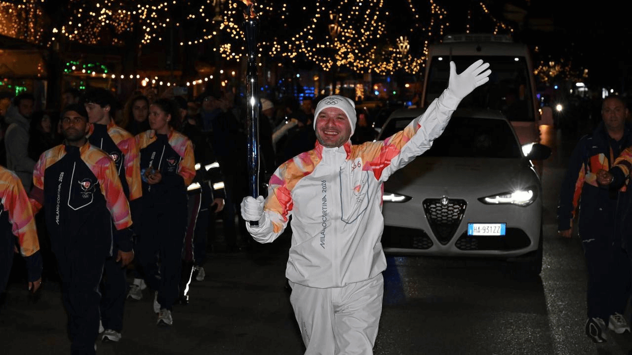 Pasquale Quaranta, primo Diversity Editor italiano, con la fiaccola olimpica: “Le conquiste sono fragili, serve prendersene cura”