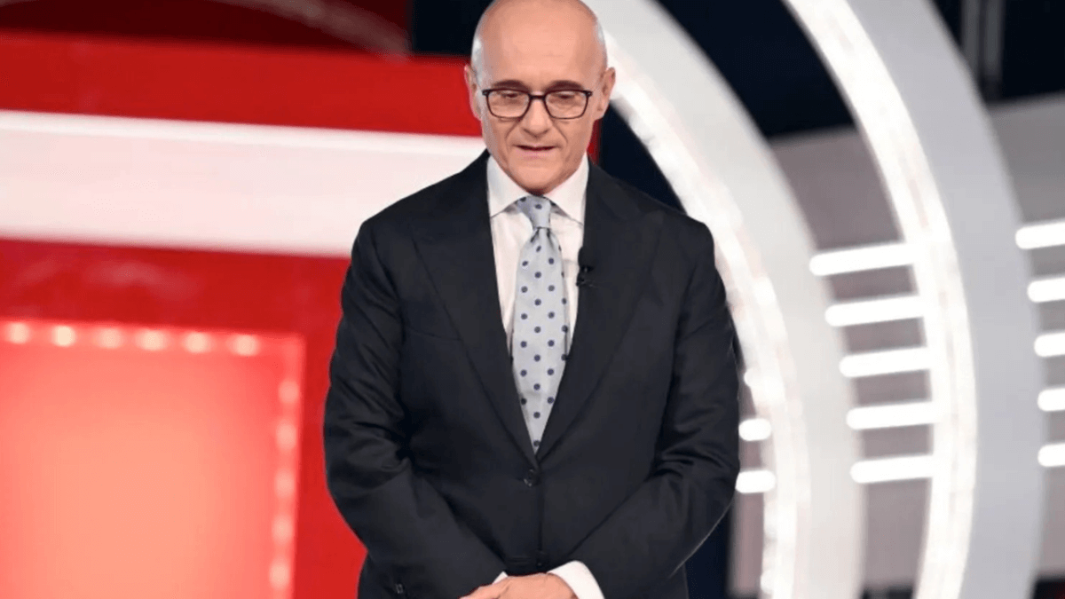 Alfonso Signorini si autosospende da Mediaset: bufera giudiziaria dopo le accuse di Corona