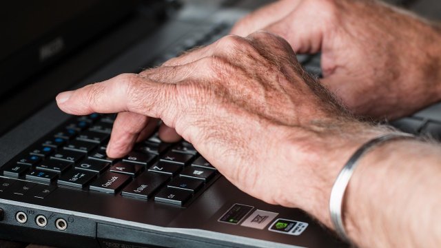 Gli over 65 guardano più porno gay dei giovani: il nuovo Pride Insights 2025