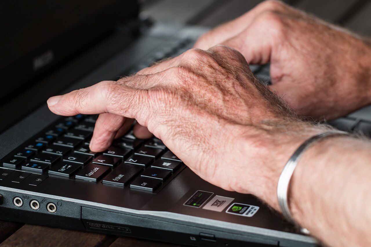 Gli over 65 italiani guardano più porno gay dei giovani: il Sud domina la classifica
