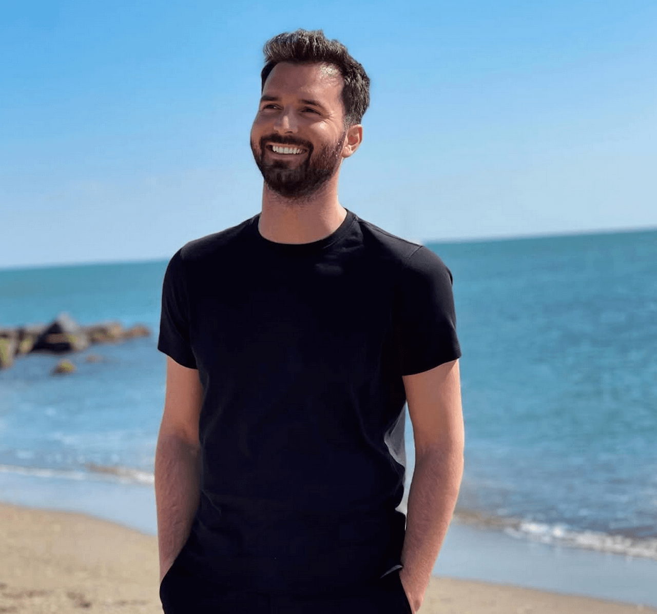 Giorgio Armani, arriva il film sulla sua vita. Annunciato il regista del biopic - ANDREA IERVOLINO - Gay.it