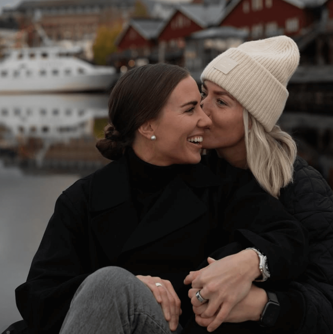 Milano Cortina 2026, Anna Kjellbin e Ronja Savolainen come in Heated Rivalry. Rivali sul ghiaccio e innamorate nella vita quotidiana - Anna Kjellbin e Ronja Savolainen 2 - Gay.it