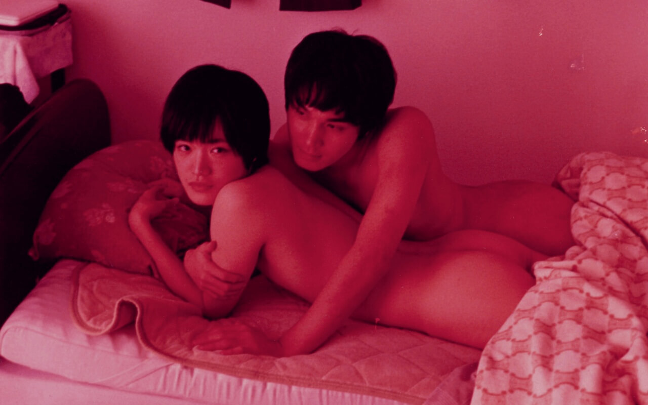 Chi è Momo Okabe, la fotografa giapponese scelta da Versace che racconta corpi, identità e intimità - Da ILMATAR Momo Okabe - Gay.it