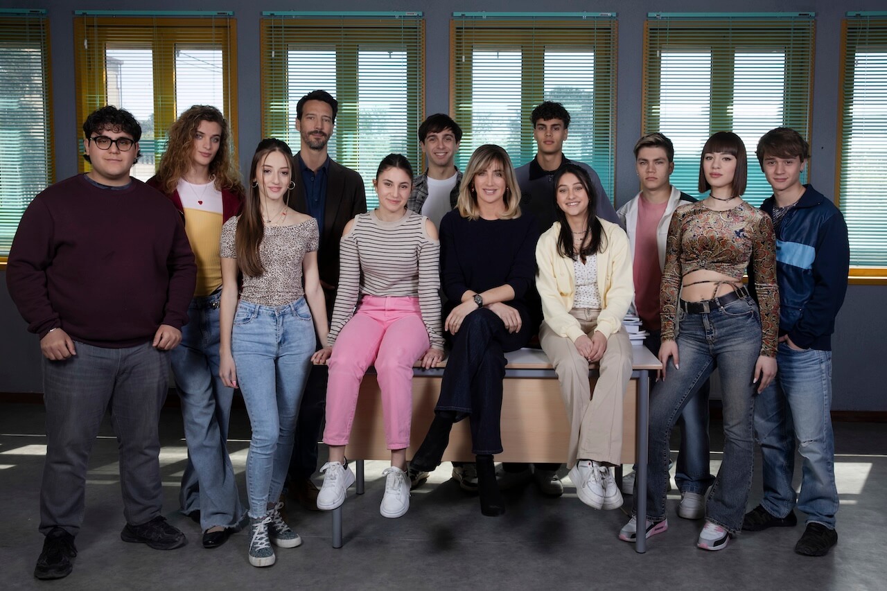 La Preside, nella serie Rai con Luisa Ranieri si parla anche di omobitransfobia grazie al personaggio di Mario Rescigno interpretatə da Sasi Cominale - Gruppo 2 - Gay.it