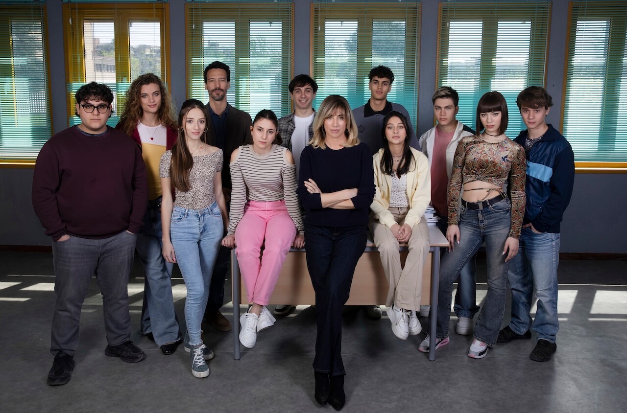 La Preside, nella serie Rai con Luisa Ranieri si parla anche di omobitransfobia grazie al personaggio di Mario Rescigno interpretatə da Sasi Cominale - Gruppo copia - Gay.it